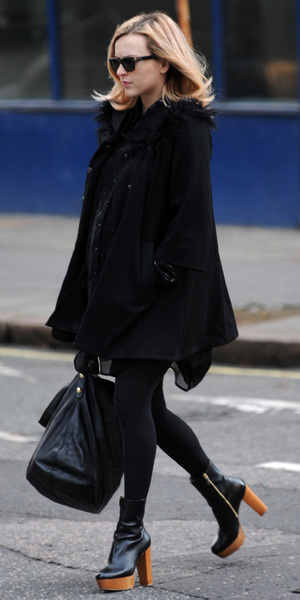 Miss Mode: Fearne Cotton arriving at the BBC Radio 1 studiosFeaturing: Fearne Cotton
Where: London, United Kingdom
When: 22 Nov 2012
Credit: WENN.com