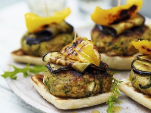 halloumi and courgette veggie burger