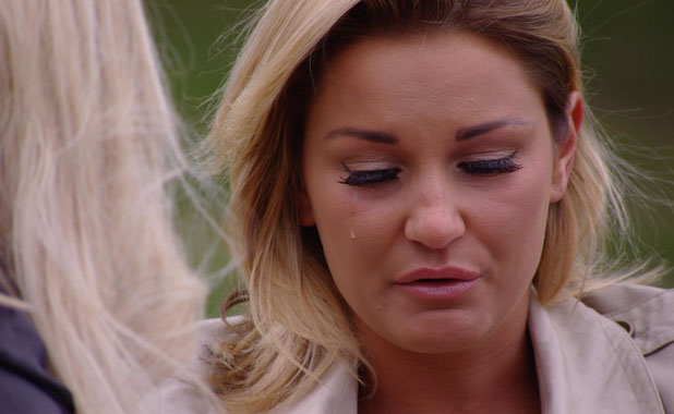 Towie Preview Sam Faiers Breaks Down In Tears Over Fiancé Joey Essex 