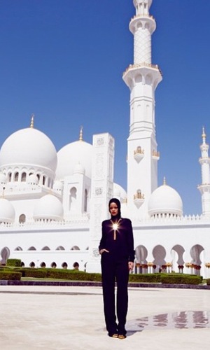 Rihanna visits grand mosque in Abu Dhabi, October 20, 2013.