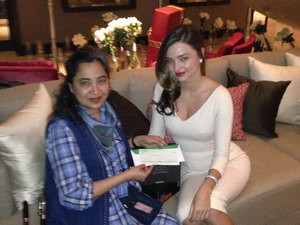 Miranda Kerr presents a cheque for US$100,000 to Soraida Salwala, Founder & Secretary General of the Friends of the Asian Elephant
20 Feb 2014