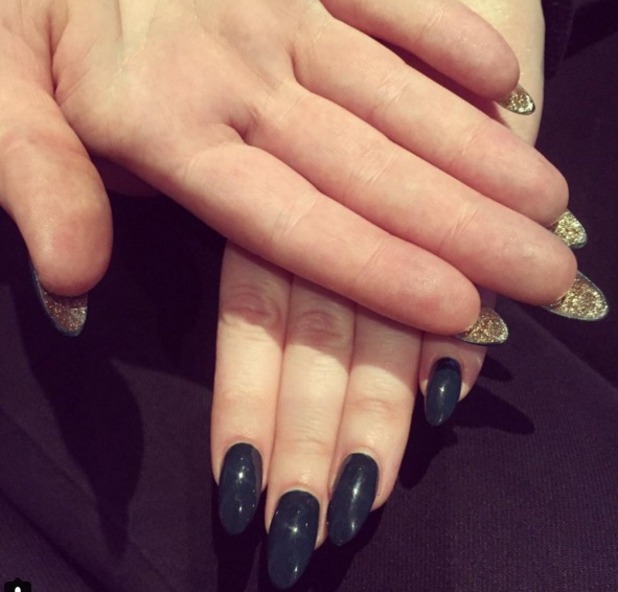 Adele nails it AGAIN with a secretly sparkly, reverse glitter manicure ...