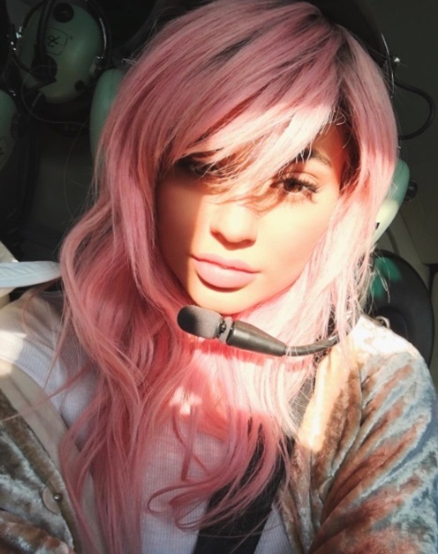 Kylie Jenner Ditches The Natural Vibe For Bubblegum Pink Hair Beauty News Reveal 5360