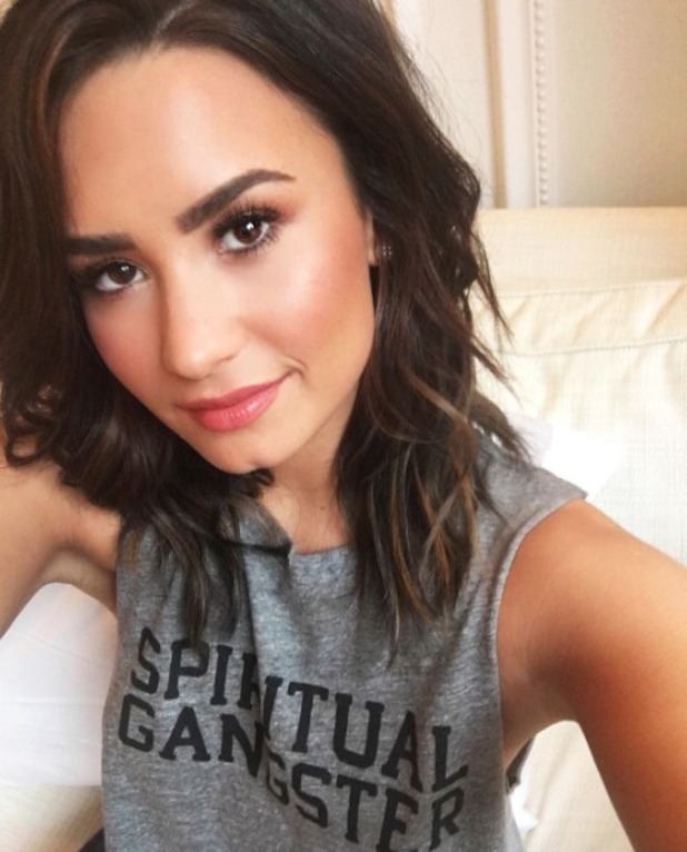 Demi Lovato Shows Off Her Freckles In Gorgeous No Make Up Selfie Beauty News Reveal