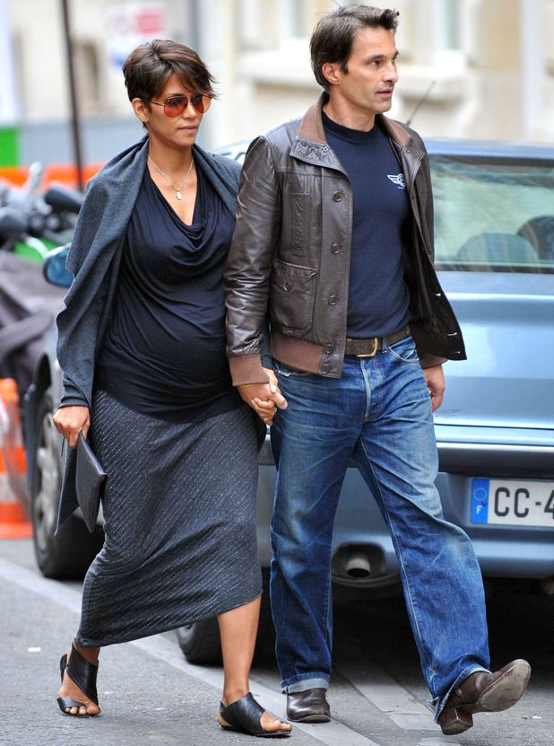 Pregnant Halle Berry wears comfy sandals and maternity top in Paris ...
