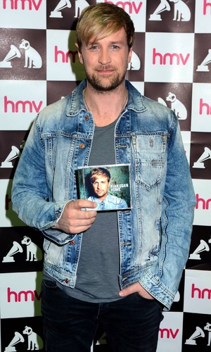 Kian Egan reunites with Westlife's Nicky Byrne, attends album signing ...