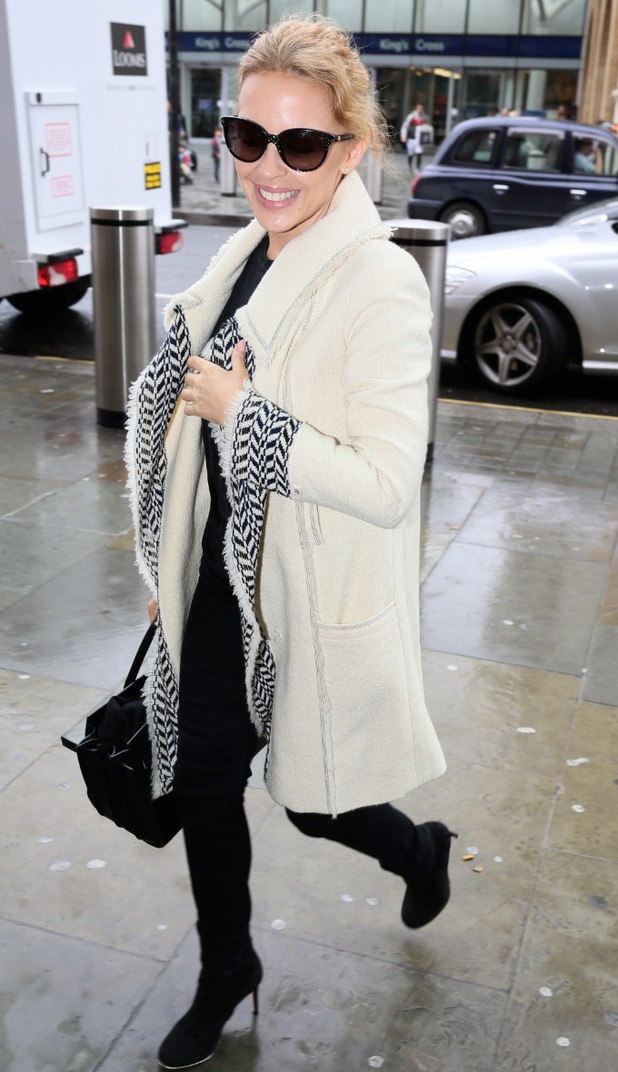Kylie Minogue heads to Paris in chic outfit for birthday celebrations ...